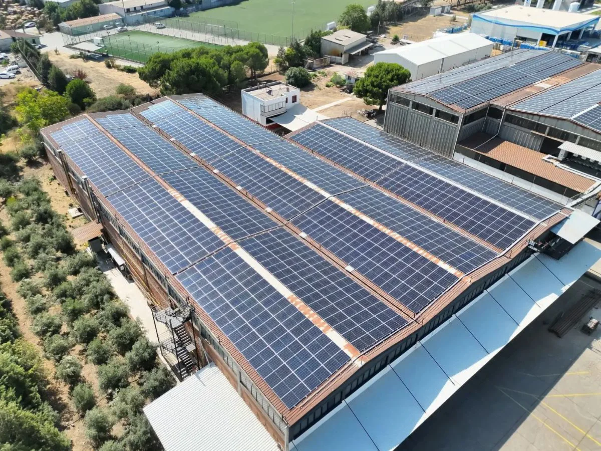Fabrika çatısındaki GES kurulumu (havadan) — Muğla