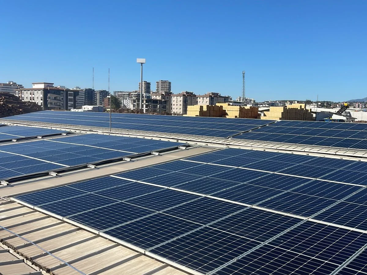 Temizlenmiş çatı güneş panelleri — İzmir