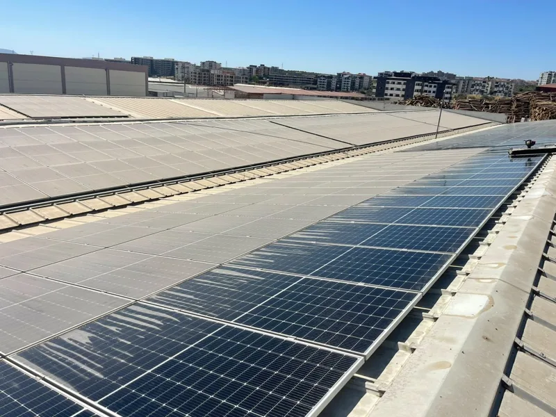 Çatı tipi GES panel sırası — İzmir