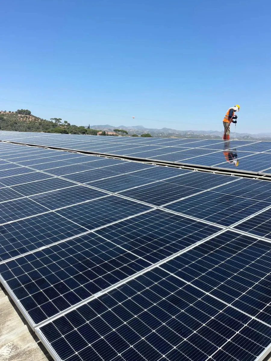 Çatı üzerinde panel temizliği çalışması — Muğla