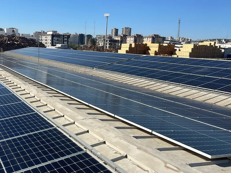 Temizlik sonrası çatı tipi GES panelleri — İzmir