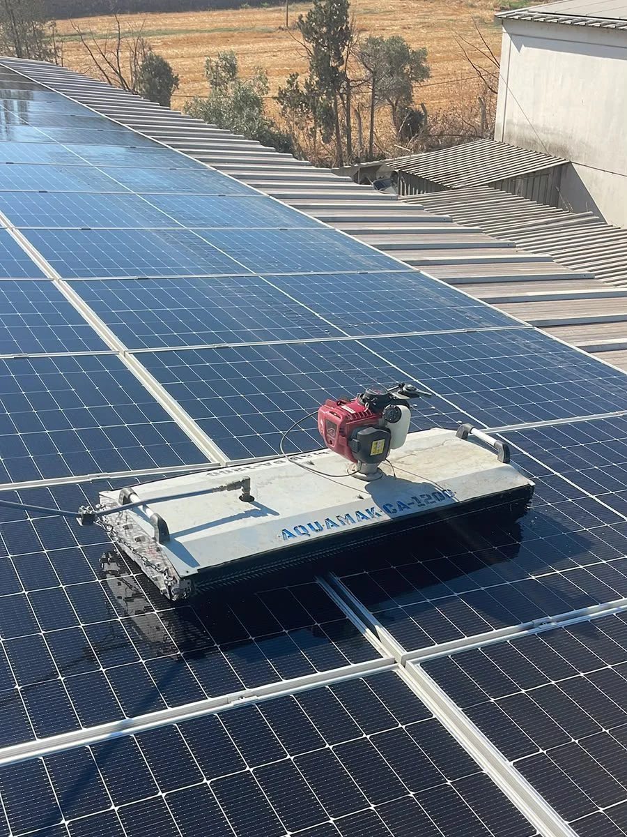 Güneş paneli temizlik makinesi ile çatı uygulaması